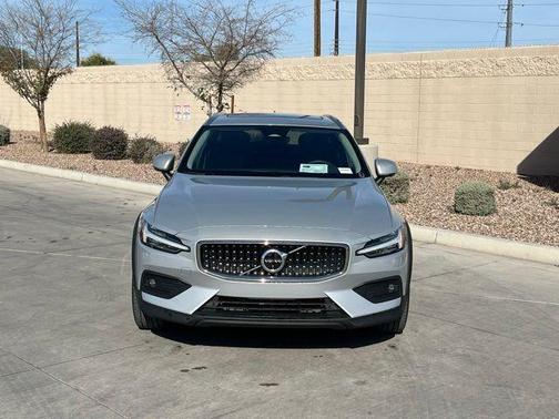 2025 Volvo V60 Cross Country Plus, B5 AWD Gas (mild hybrid)