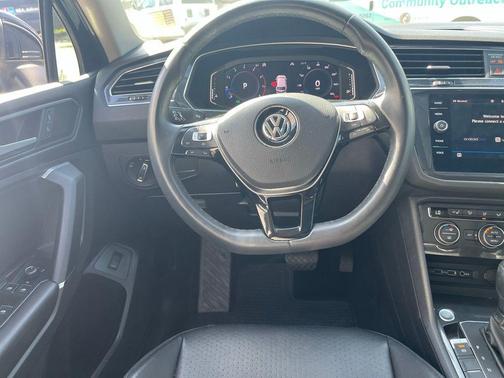 Deep Black Pearl 2020 Volkswagen Tiguan 2.0T SEL