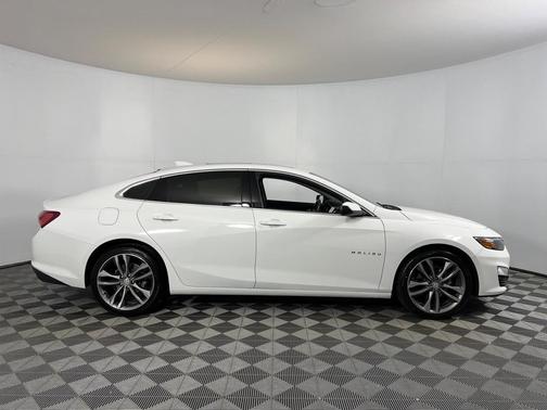 Photo 2 of 39 of 2021 Chevrolet Malibu LT