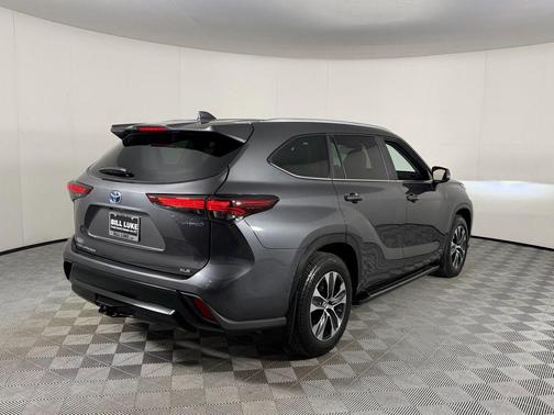 Magnetic Gray Metallic 2024 Toyota Highlander Hybrid XLE