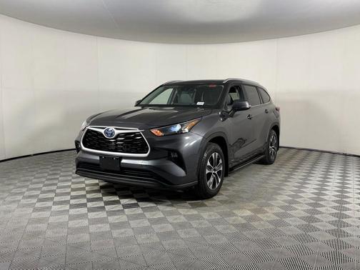 Magnetic Gray Metallic 2024 Toyota Highlander Hybrid XLE