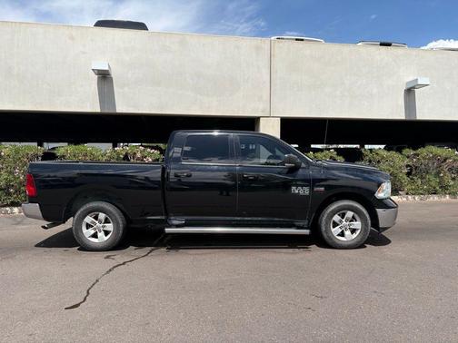 Diamond Black Crystal Pearlcoat 2020 RAM 1500 Classic SLT