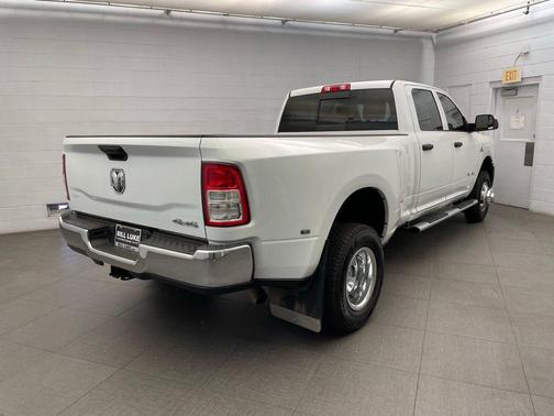 Bright White Clearcoat 2022 RAM 3500 Tradesman Crew Cab 4x4 8' Box