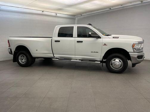 Bright White Clearcoat 2022 RAM 3500 Tradesman Crew Cab 4x4 8' Box