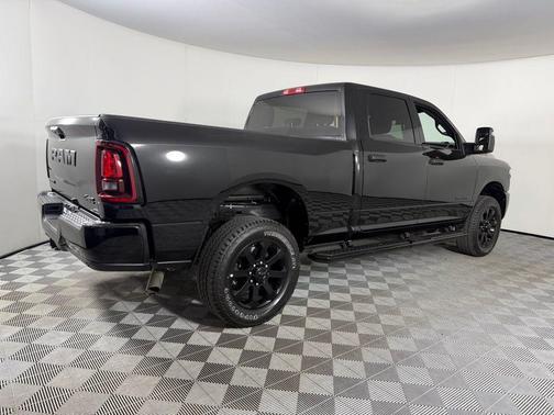 Diamond Black Crystal Pearlcoat 2025 RAM 2500 Big Horn Crew Cab 4x4 6'4' Box