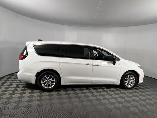 2024 Chrysler Pacifica Touring