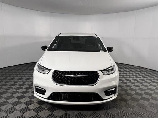 2024 Chrysler Pacifica Touring