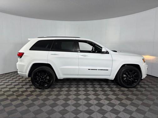 Bright White Clearcoat 2022 Jeep Grand Cherokee Laredo