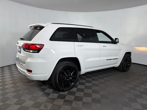 Bright White Clearcoat 2022 Jeep Grand Cherokee Laredo