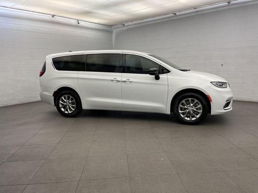 Bright White Clearcoat 2026 Chrysler Pacifica L