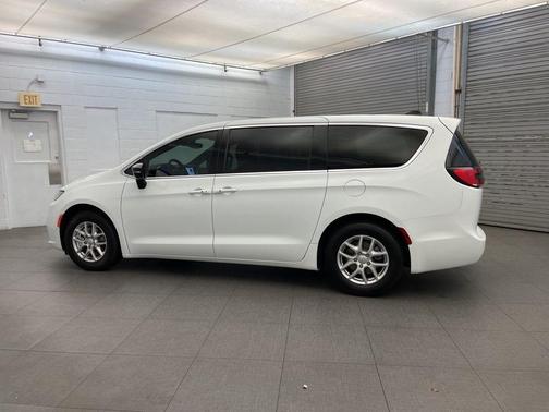 Bright White Clearcoat 2026 Chrysler Pacifica L