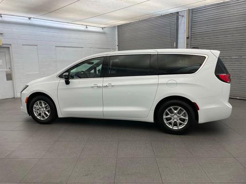 Bright White Clearcoat 2027 Chrysler Pacifica L