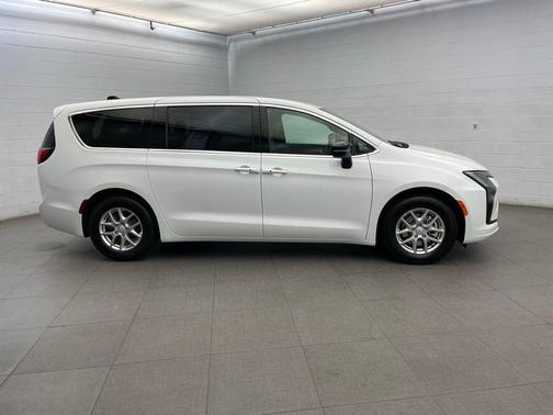 Bright White Clearcoat 2027 Chrysler Pacifica L
