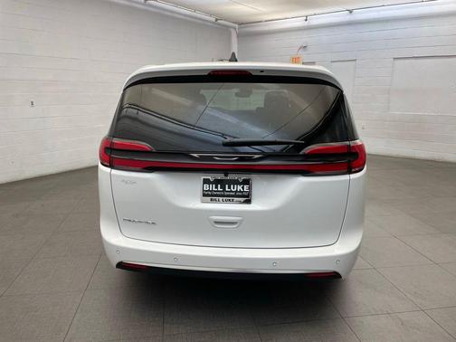 Bright White Clearcoat 2027 Chrysler Pacifica L