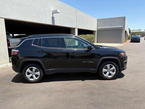 Diamond Black Crystal Pearlcoat 2018 Jeep Compass Latitude