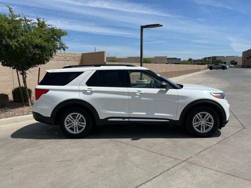 Star White Metallic Tri-Coat 2023 Ford Explorer XLT