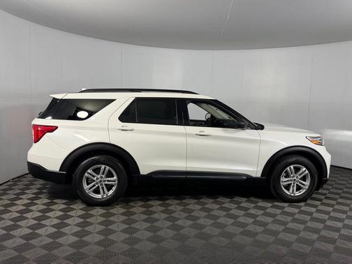 Star White Metallic Tri-Coat 2023 Ford Explorer XLT