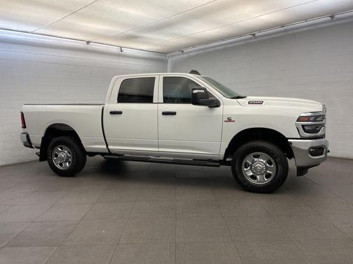 2026 RAM 2500 Tradesman Crew Cab 4x4 6'4' Box