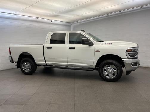 2026 RAM 2500 Tradesman Crew Cab 4x4 6'4' Box