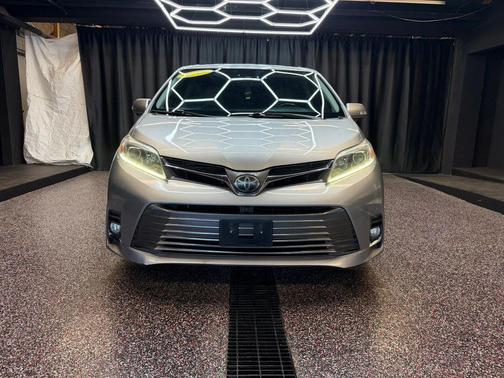 Silver Sky Metallic 2018 Toyota Sienna Limited Premium