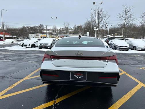 2025 Hyundai ELANTRA SEL