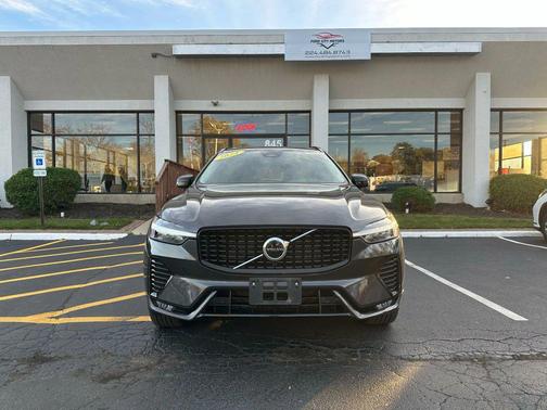 2024 Volvo XC60 B5 Core Dark Theme