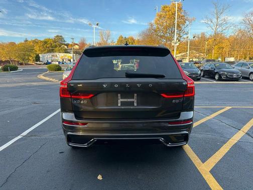 2024 Volvo XC60 B5 Core Dark Theme