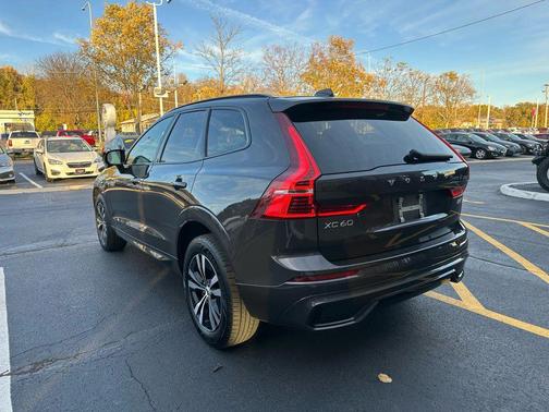 2024 Volvo XC60 B5 Core Dark Theme