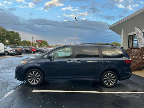 2020 Toyota Sienna XLE