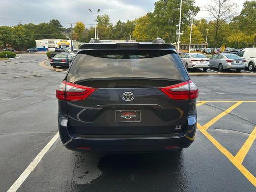2020 Toyota Sienna XLE
