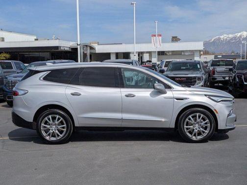 2022 Buick Enclave AWD Essence
