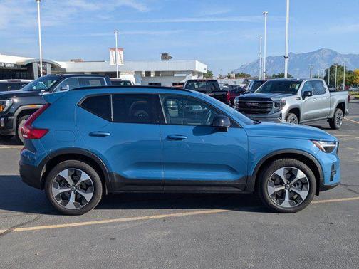 2024 Volvo XC40 B5 Plus Dark Theme