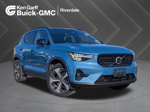 2024 Volvo XC40 B5 Plus Dark Theme
