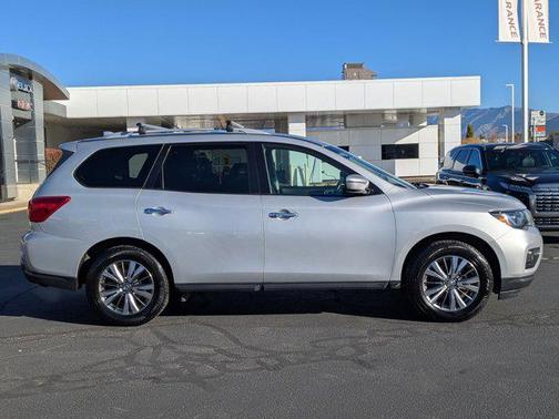 2019 Nissan Pathfinder SV