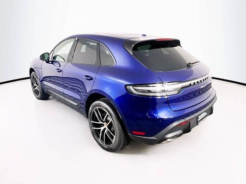 Gentian Blue Metallic 2026 Porsche Macan