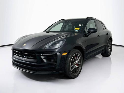 Jet Black Metallic 2024 Porsche Macan