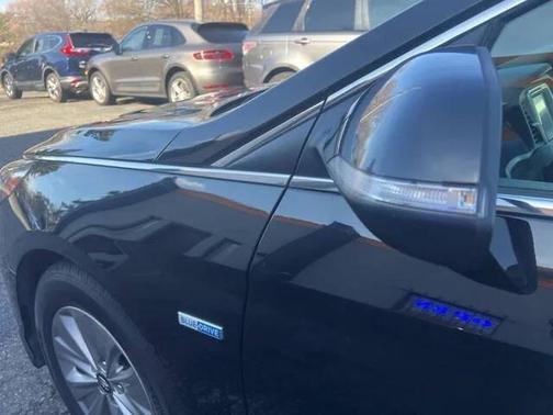 2018 Hyundai SONATA Hybrid SE