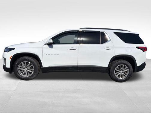 White 2022 Chevrolet Traverse LT Cloth