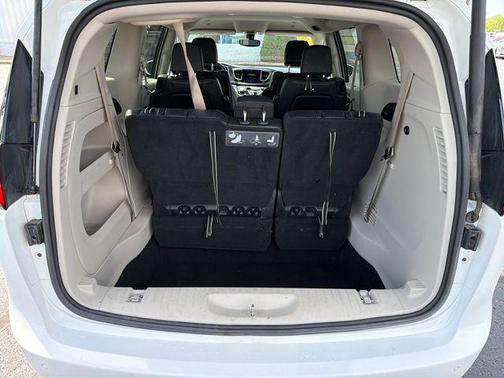 Bright White Clearcoat 2018 Chrysler Pacifica Touring-L Plus
