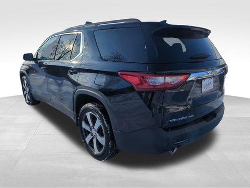 Mosaic Black Metallic 2021 Chevrolet Traverse LT Leather