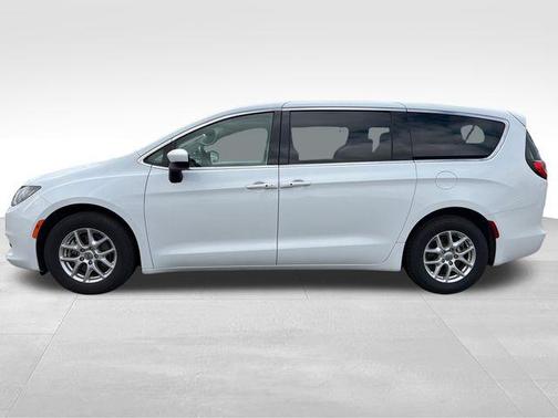 Bright White Clearcoat 2023 Chrysler Voyager LX