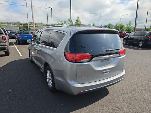 Billet Silver Metallic Clearcoat 2018 Chrysler Pacifica Touring-L