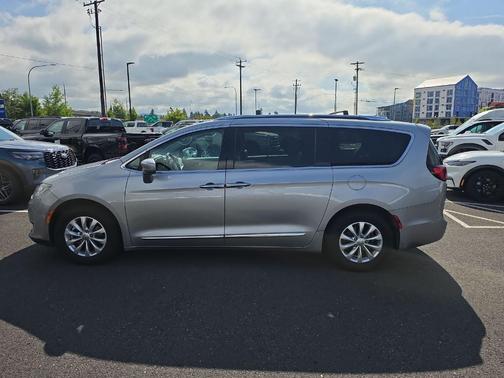 Billet Silver Metallic Clearcoat 2018 Chrysler Pacifica Touring-L