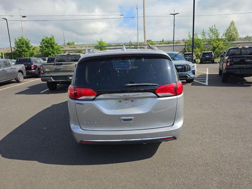 Billet Silver Metallic Clearcoat 2018 Chrysler Pacifica Touring-L