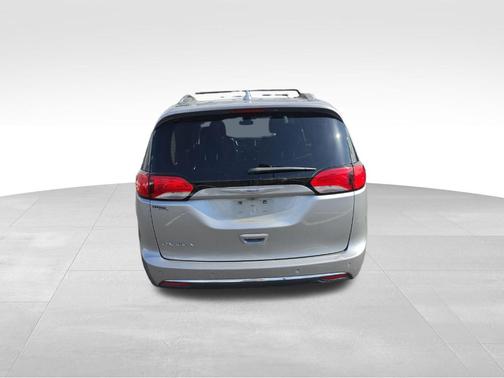 Billet Silver Metallic Clearcoat 2018 Chrysler Pacifica Touring-L