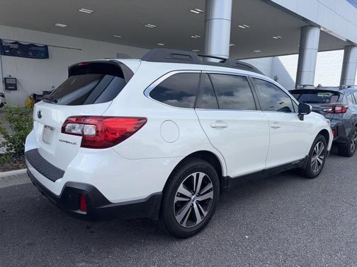 Crystal White Pearl 2018 Subaru Outback 2.5i Limited