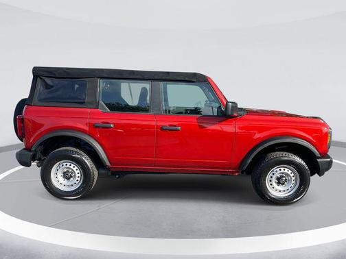 Hot Pepper Red Metallic Tinted Clearcoat 2023 Ford Bronco Base