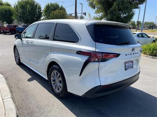 2021 Toyota Sienna XLE 8 Passenger