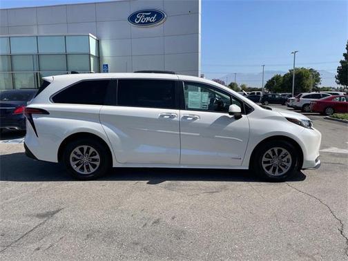2021 Toyota Sienna XLE 8 Passenger