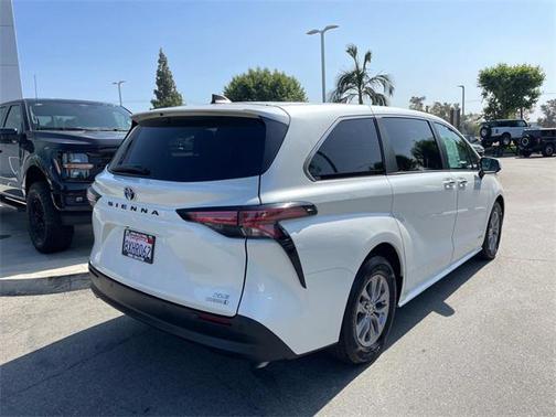 2021 Toyota Sienna XLE 8 Passenger